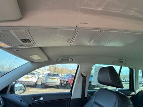 Used 2013 Volkswagen Tiguan SE image 25