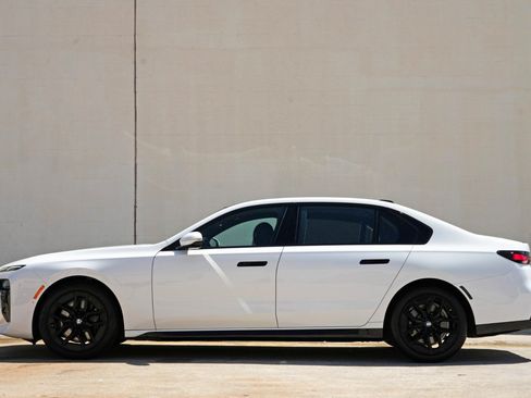 Used 2023 BMW 740i w/ Parking Assistance Package RWD image 9