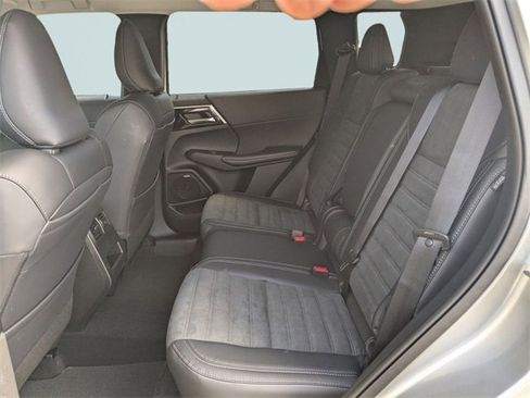 New 2025 Mitsubishi Outlander SE image 15