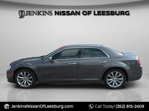 Used 2019 Chrysler 300 Limited RWD image 11