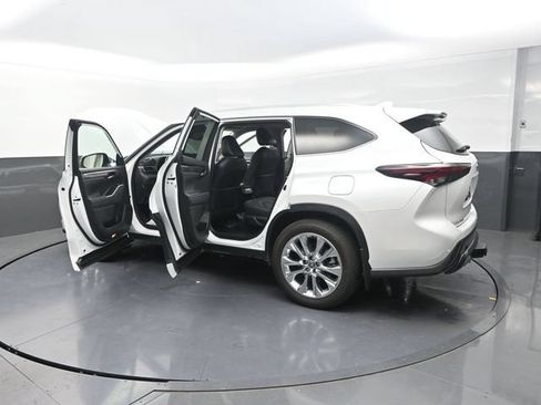 Certified 2025 Toyota Highlander Limited AWD/4WD image 44
