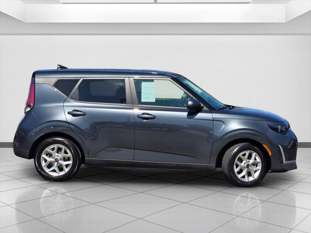 Used 2024 Kia Soul LX w/ Option Group 015 FWD image 4