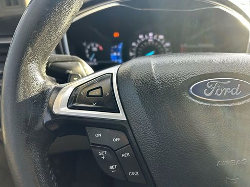 Used 2017 Ford Fusion SE w/ Fusion SE Technology Package image 14