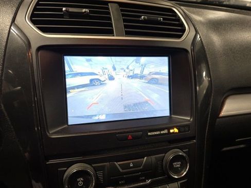 Used 2017 Ford Explorer XLT w/ Equipment Group 201A FWD image 15