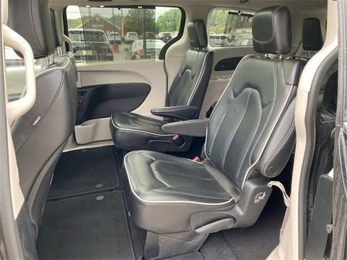 Used 2023 Chrysler Pacifica Limited image 14