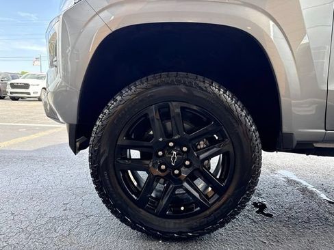 Used 2025 Chevrolet Colorado Z71 w/ Technology Package AWD/4WD image 5