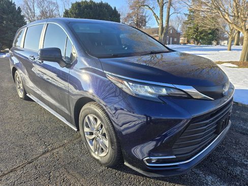 Used 2022 Toyota Sienna XLE image 1