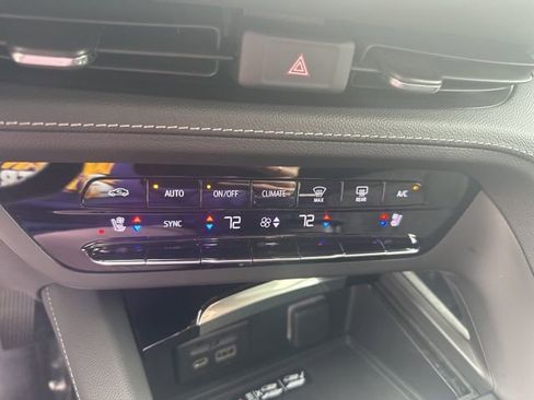 Used 2023 Buick Envision Avenir image 17