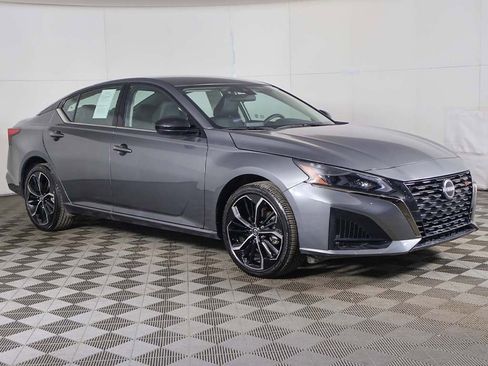 Used 2025 Nissan Altima 2.5 SR image 2