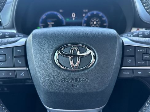 Used 2025 Toyota Sienna Limited image 34