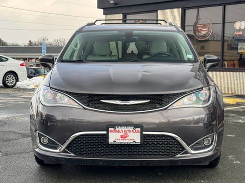 Used 2019 Chrysler Pacifica Touring-L image 9