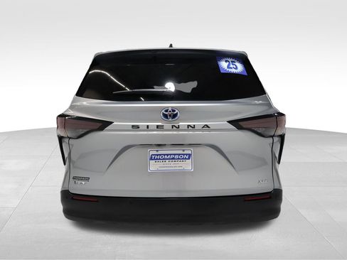 Used 2025 Toyota Sienna XLE image 3