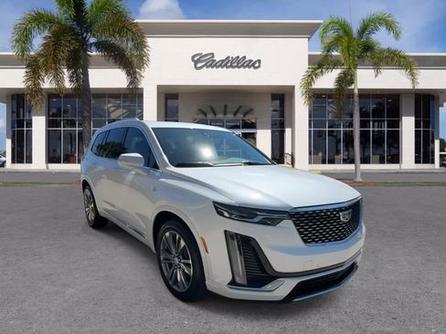 Used 2022 Cadillac XT6 Premium Luxury image 2