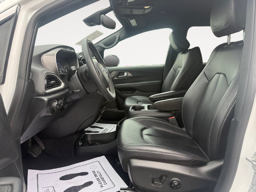 Used 2025 Chrysler Pacifica Select FWD image 9