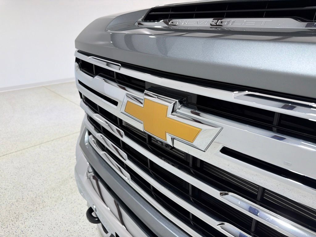 Used 2025 Chevrolet Silverado 3500 LTZ w/ LTZ Plus Package AWD/4WD image 29