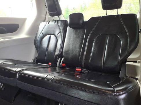 Used 2023 Chrysler Pacifica Touring-L FWD image 14