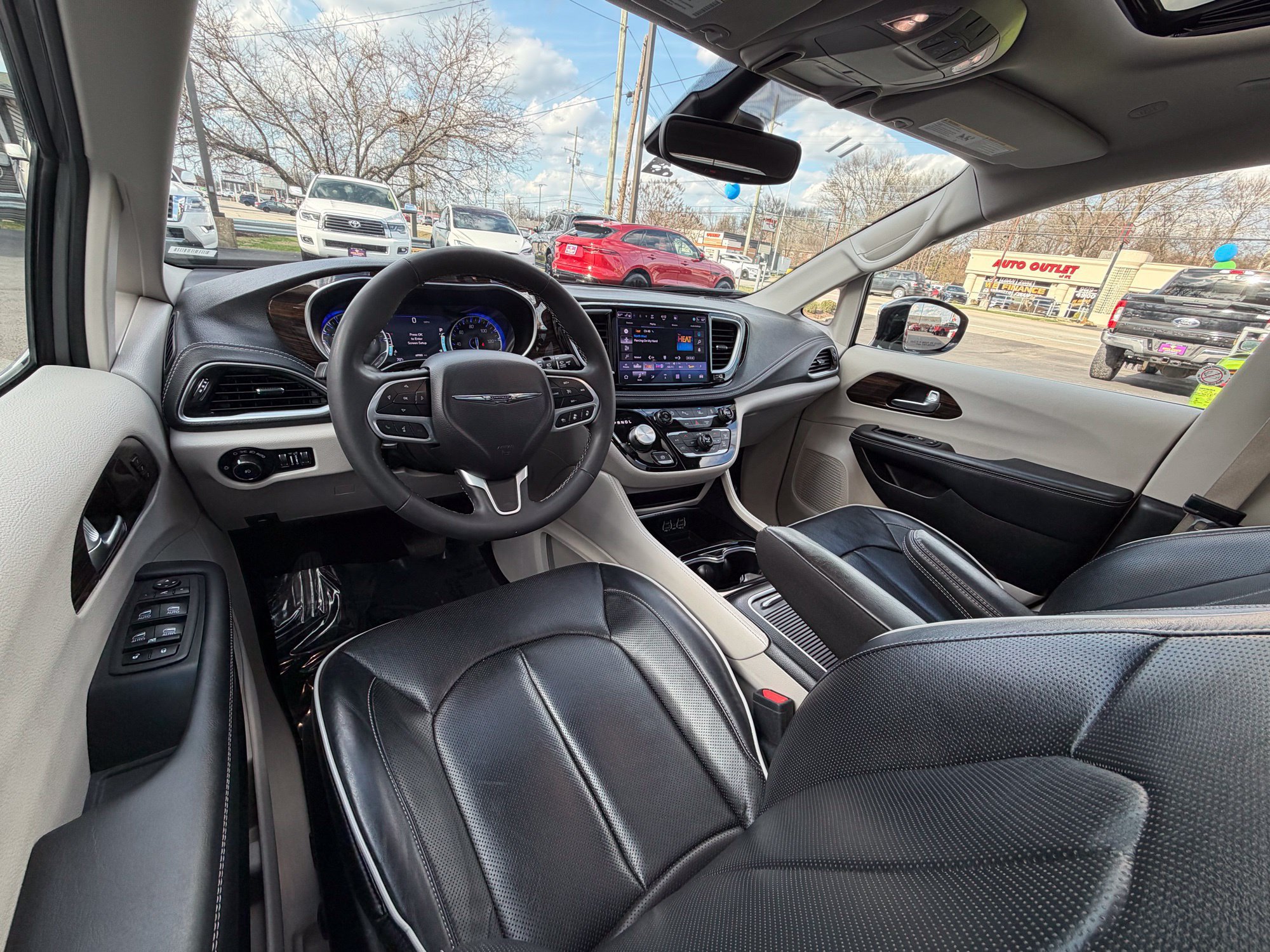 Used 2023 Chrysler Pacifica Limited FWD image 16