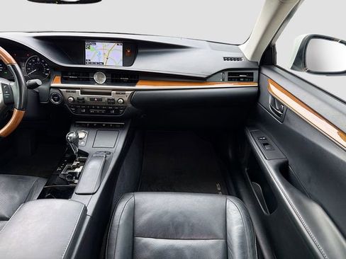 Used 2015 Lexus ES 300h w/ Navigation System Package image 17