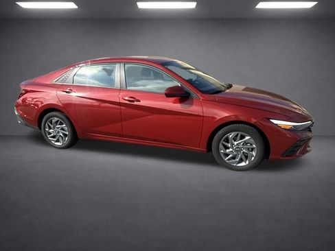 Used 2024 Hyundai Elantra SEL FWD image 9