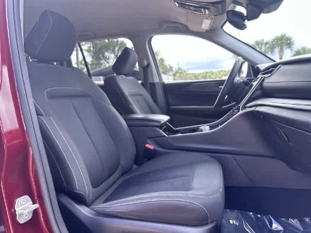Used 2023 Jeep Grand Cherokee Laredo RWD image 27