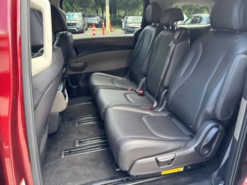 Used 2026 Kia Carnival FWD image 28