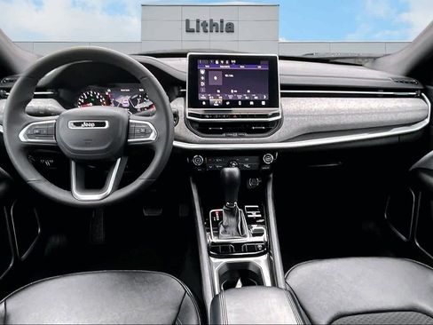 Used 2024 Jeep Compass Latitude image 10