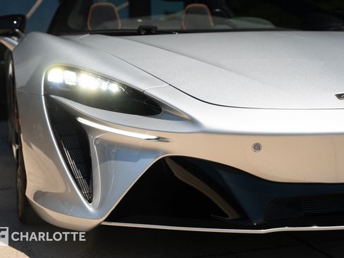 Used 2025 McLaren Artura Spider RWD image 3