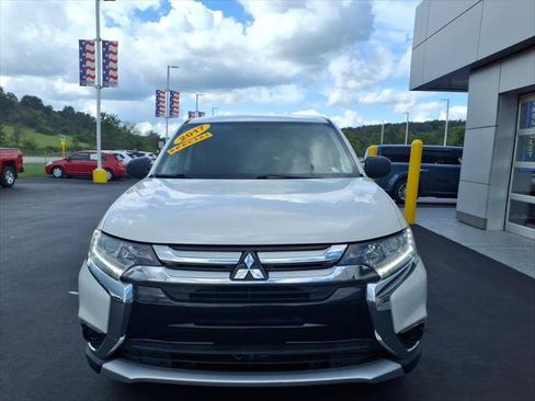 Used 2017 Mitsubishi Outlander ES AWD/4WD image 3