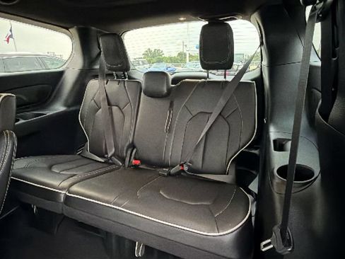 Used 2026 Chrysler Pacifica Limited FWD image 23
