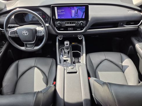 Used 2025 Toyota Grand Highlander AWD image 13