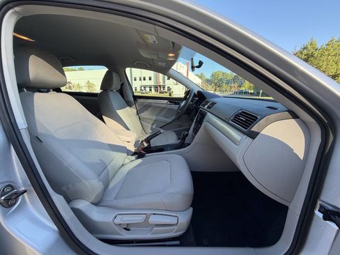 Used 2017 Volkswagen Passat 1.8T S image 16