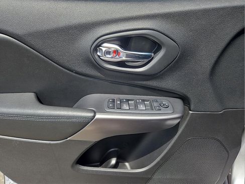 Used 2020 Jeep Cherokee Latitude Plus image 13