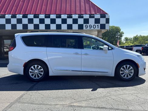 Used 2017 Chrysler Pacifica Touring-L FWD image 8