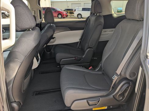 Certified 2023 Kia Carnival LX image 11