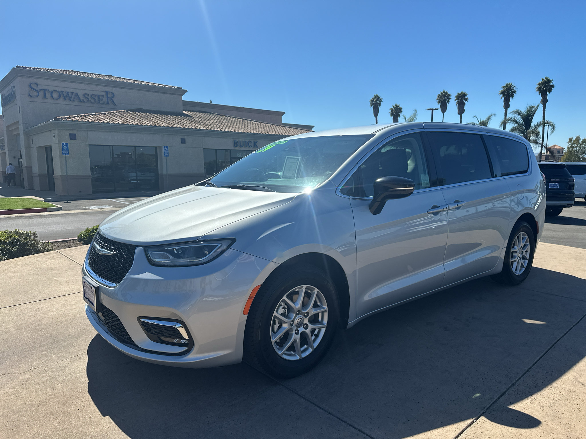 Used 2024 Chrysler Pacifica Touring-L FWD image 1