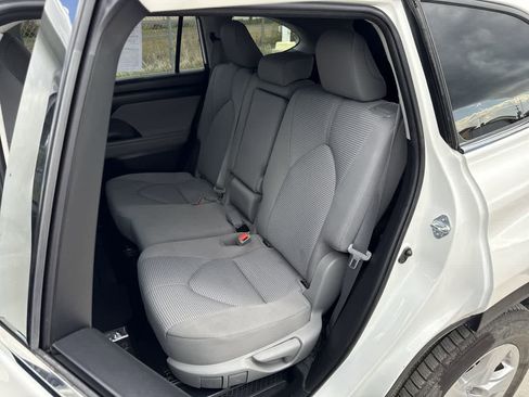 Used 2021 Toyota Highlander LE image 12