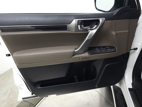 Used 2023 Lexus GX 460 Premium w/ Premium Package image 13