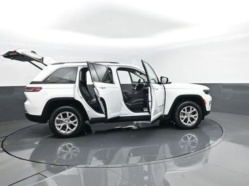 Used 2022 Jeep Grand Cherokee Limited AWD/4WD image 30