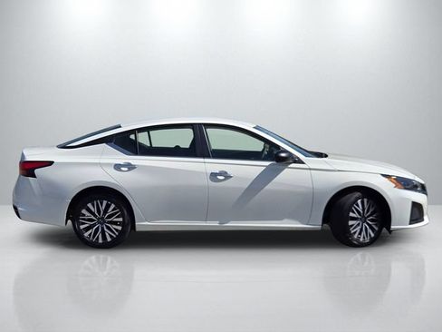 Used 2025 Nissan Altima 2.5 SV FWD image 3