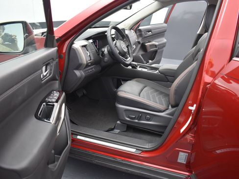 Used 2024 Nissan Pathfinder Platinum image 8