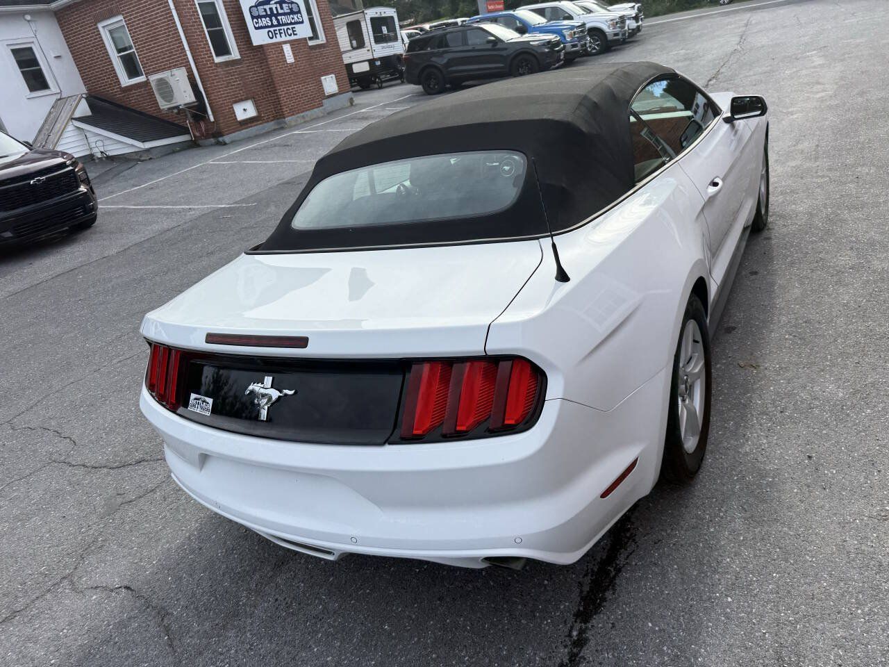 Used 2016 Ford Mustang Convertible RWD image 3