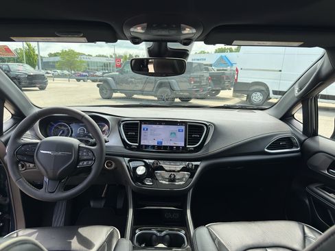 Used 2024 Chrysler Pacifica Limited w/ S Appearance Package FWD image 30