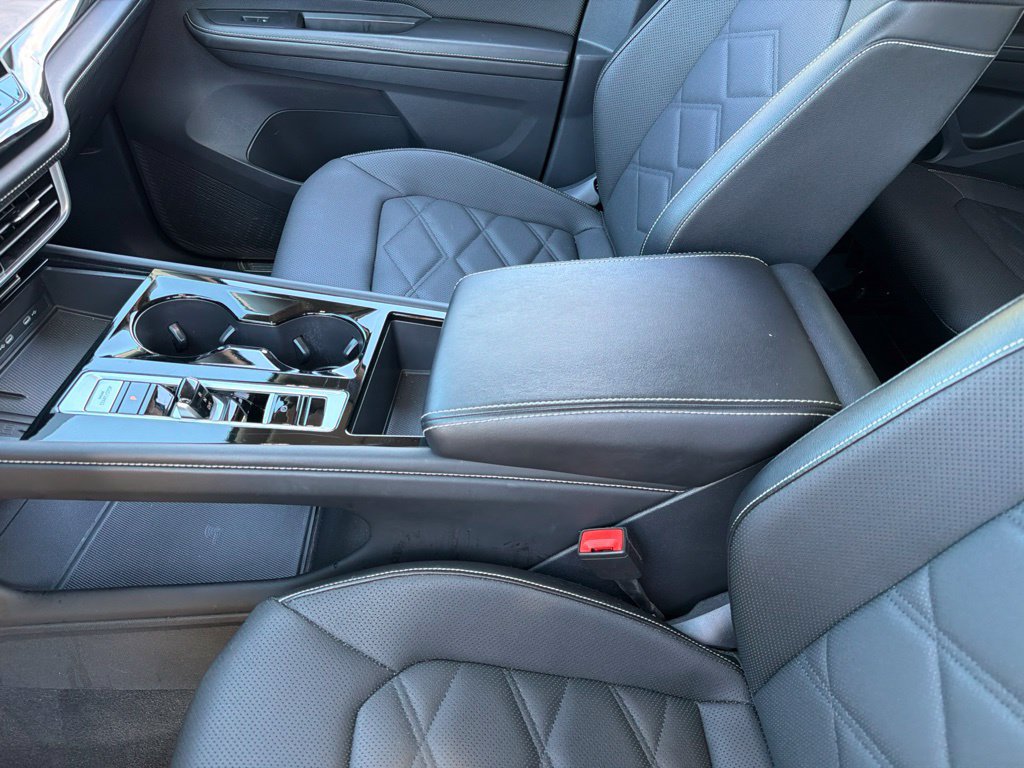 Used 2025 Volkswagen Atlas SE FWD image 13