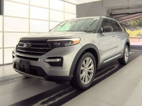 Used 2020 Ford Explorer XLT w/ Equipment Group 202A AWD/4WD image 4