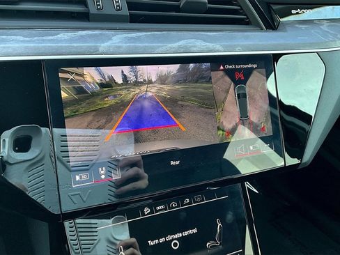 Used 2021 Audi e-tron Premium Plus w/ Premium Plus Package image 30