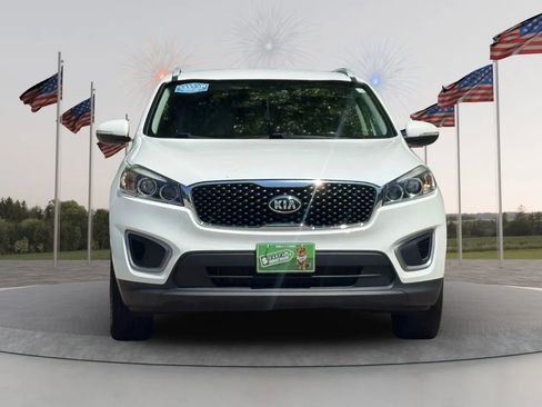 Used 2017 Kia Sorento LX w/ LX Convenience Package image 2