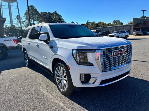 Used 2021 GMC Yukon XL Denali w/ Denali Premium Package image 3