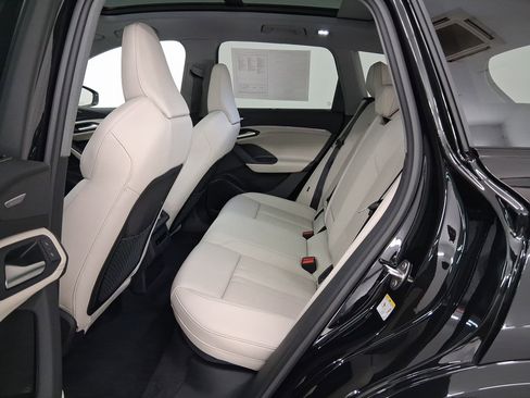 Used 2025 Audi Q6 e-tron Premium Plus image 13