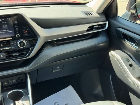 Used 2022 Toyota Highlander XLE image 41