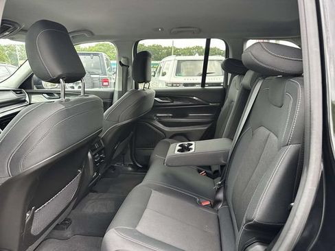 Used 2023 Jeep Grand Cherokee Laredo AWD/4WD image 7